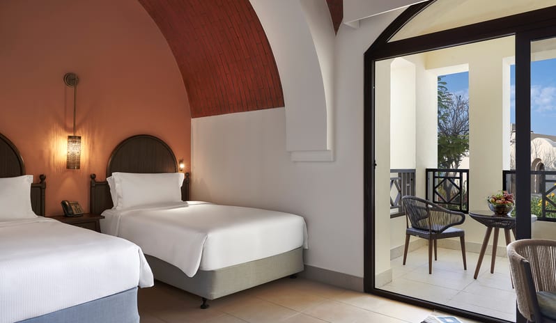 middle-east-holidays-ras-al-khaimah-the-cove-rotana-resort-guest- room-twin